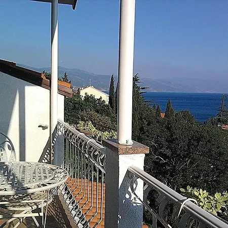 Große Ferienwohnung in Novi Vinodolski mit Garten, Terrasse und Grill Apartment Novi Vinodolski