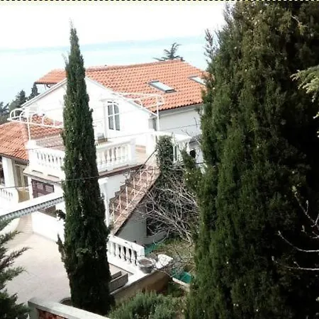 Große Ferienwohnung in Novi Vinodolski mit Garten, Terrasse und Grill Novi Vinodolski