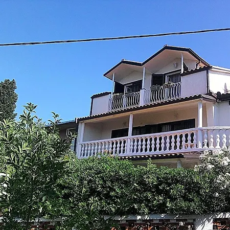 Große Ferienwohnung in Novi Vinodolski mit Garten, Terrasse und Grill * Novi Vinodolski